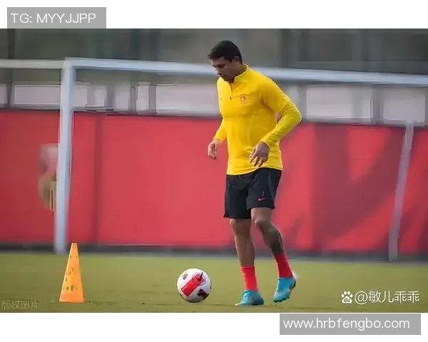 足球球星假摔偷笑瞬间曝光 引发球迷热议与赛场争议